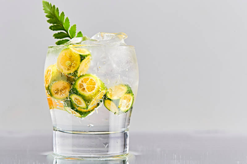 透明玻璃被装的满是冰块清凉解暑的碳酸饮料图片