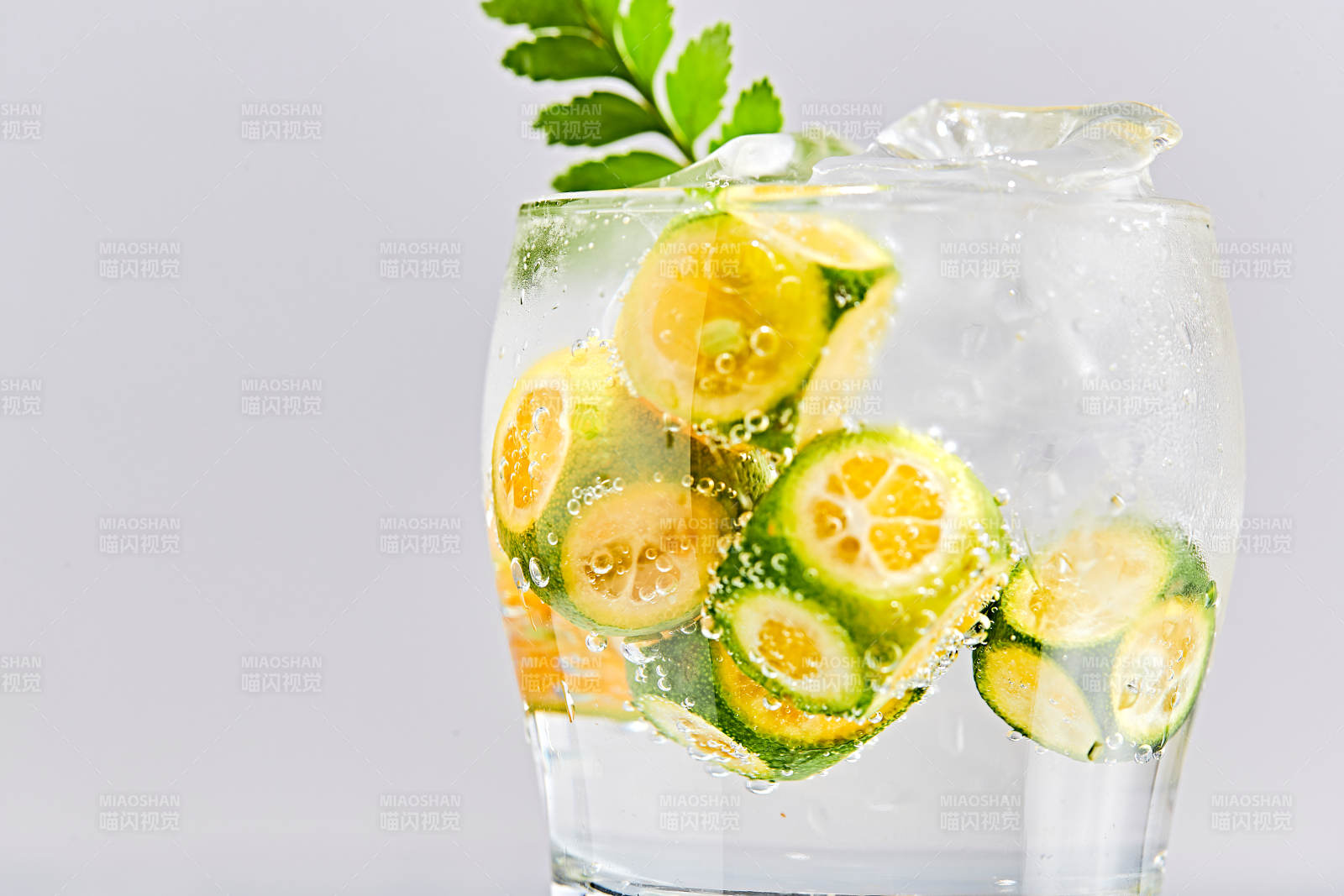 透明玻璃被装的满是冰块清凉解暑的碳酸饮料图片