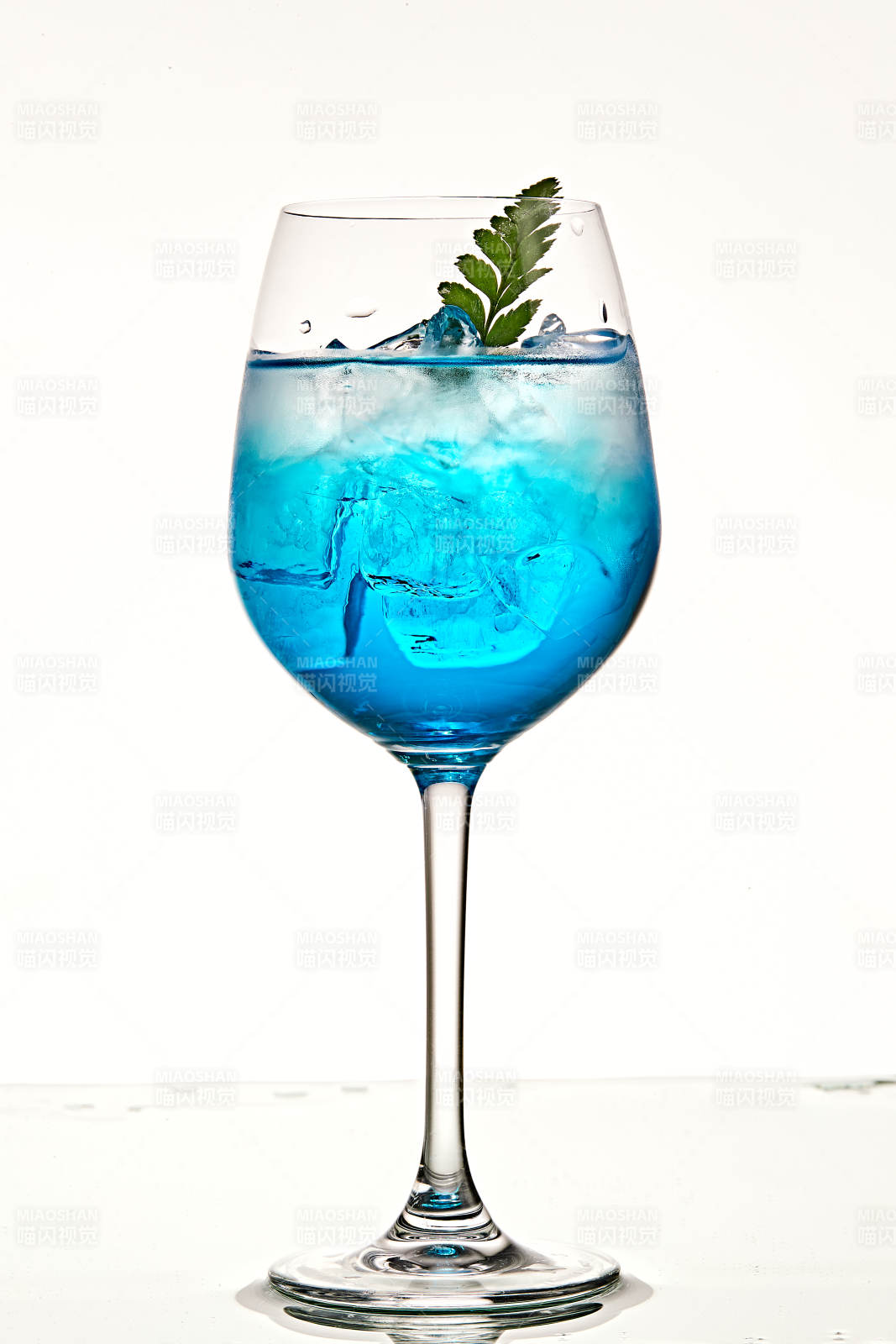 酒杯中的清凉蓝橙汁百加得调制的鸡尾酒图片