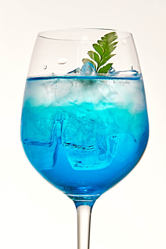 酒杯中的清凉蓝橙汁百加得调制的鸡尾酒图片