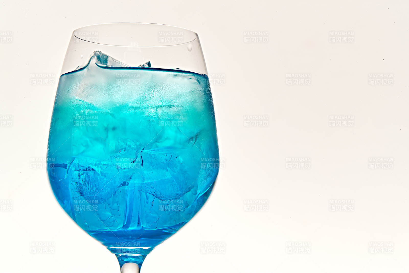 酒杯中的清凉蓝橙汁百加得调制的鸡尾酒图片