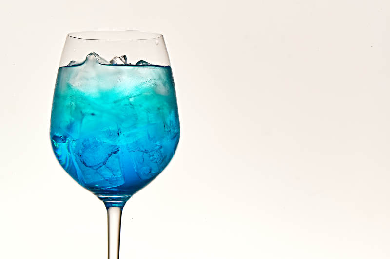 酒杯中的清凉蓝橙汁百加得调制的鸡尾酒图片