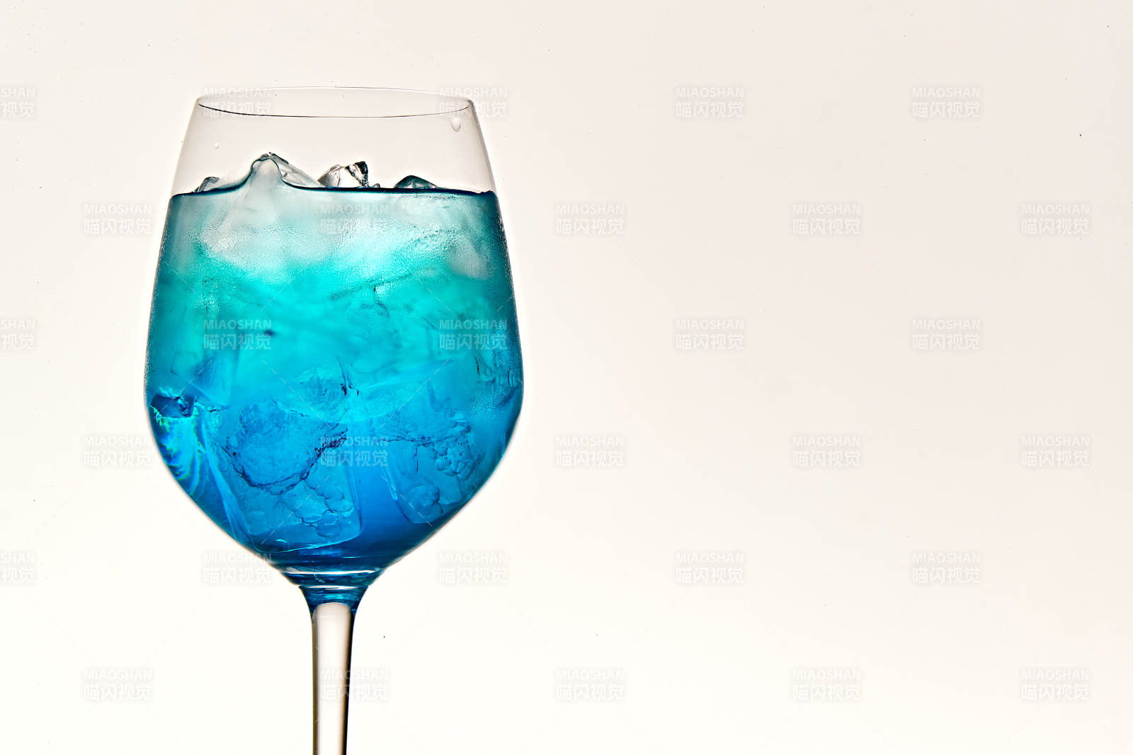 酒杯中的清凉蓝橙汁百加得调制的鸡尾酒图片