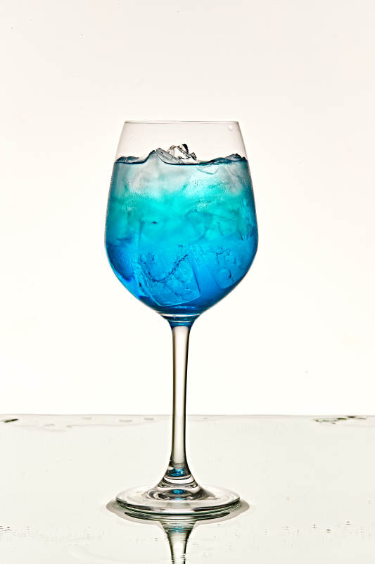 酒杯中的清凉蓝橙汁百加得调制的鸡尾酒图片