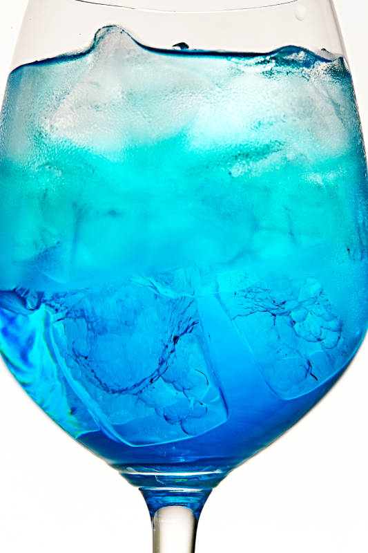 酒杯中的清凉蓝橙汁百加得调制的鸡尾酒图片