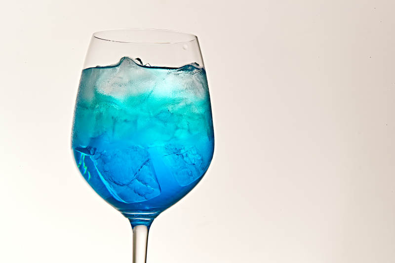酒杯中的清凉蓝橙汁百加得调制的鸡尾酒图片
