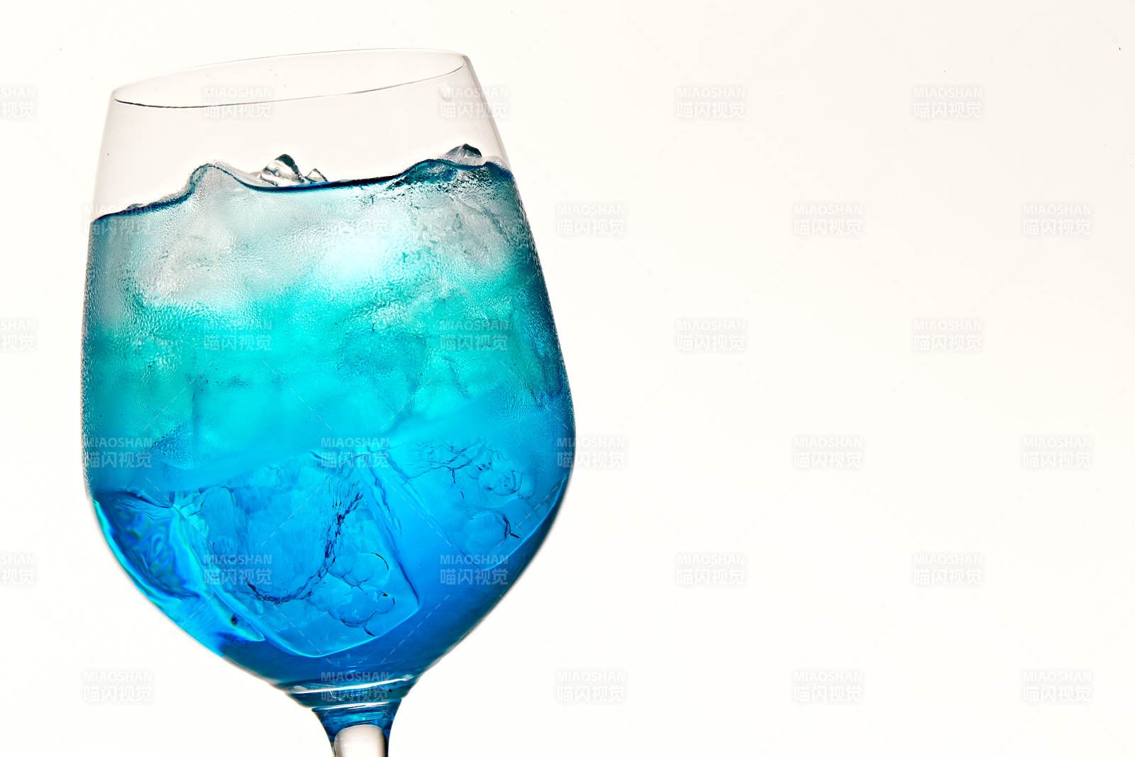 酒杯中的清凉蓝橙汁百加得调制的鸡尾酒图片