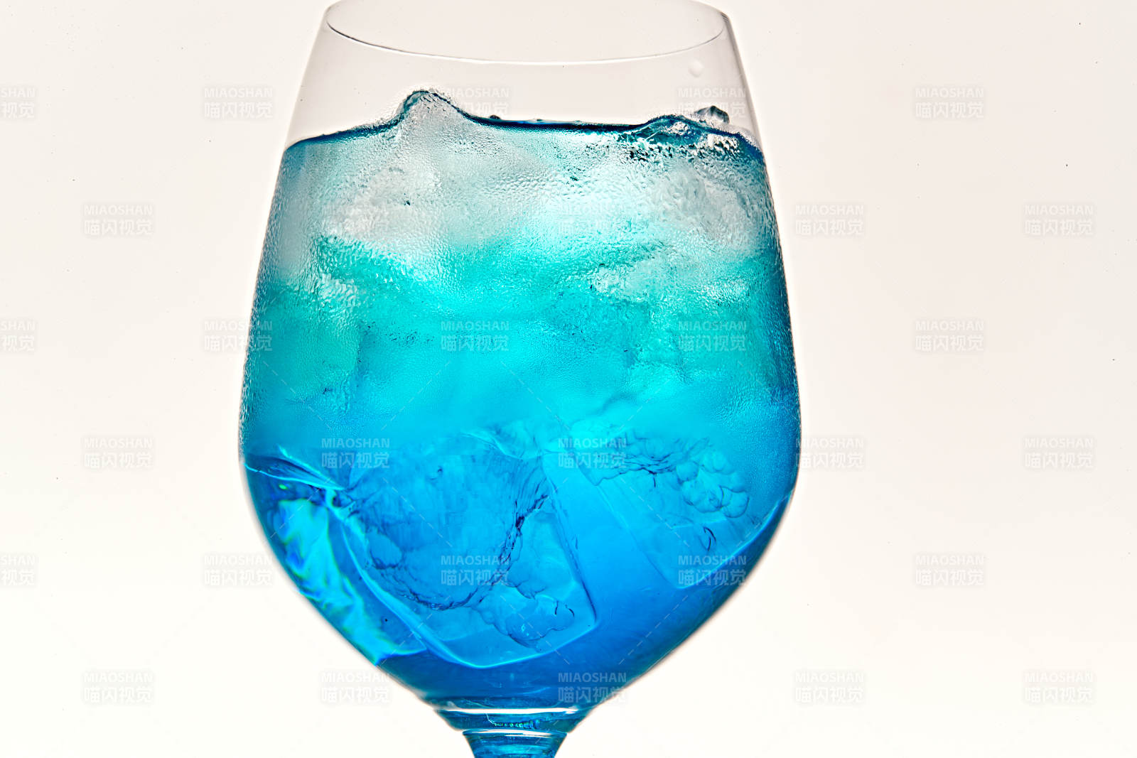 酒杯中的清凉蓝橙汁百加得调制的鸡尾酒图片