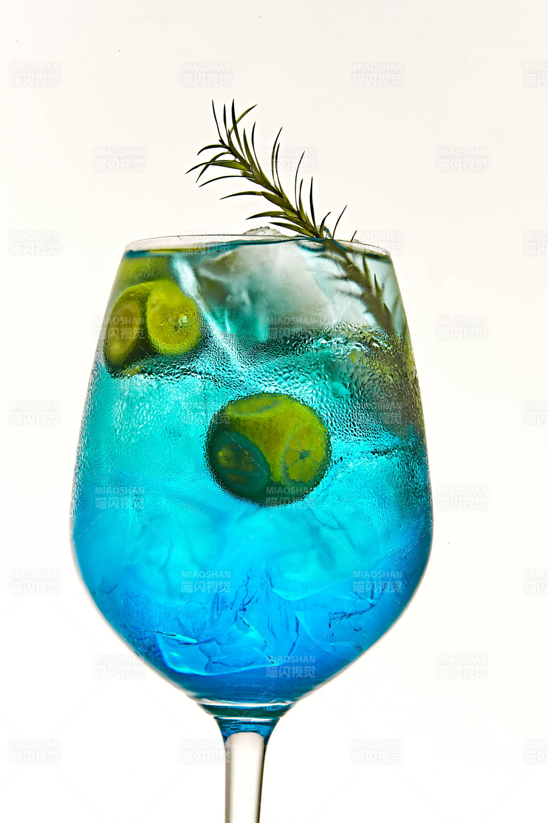 酒杯中的清凉蓝橙汁百加得调制的鸡尾酒图片