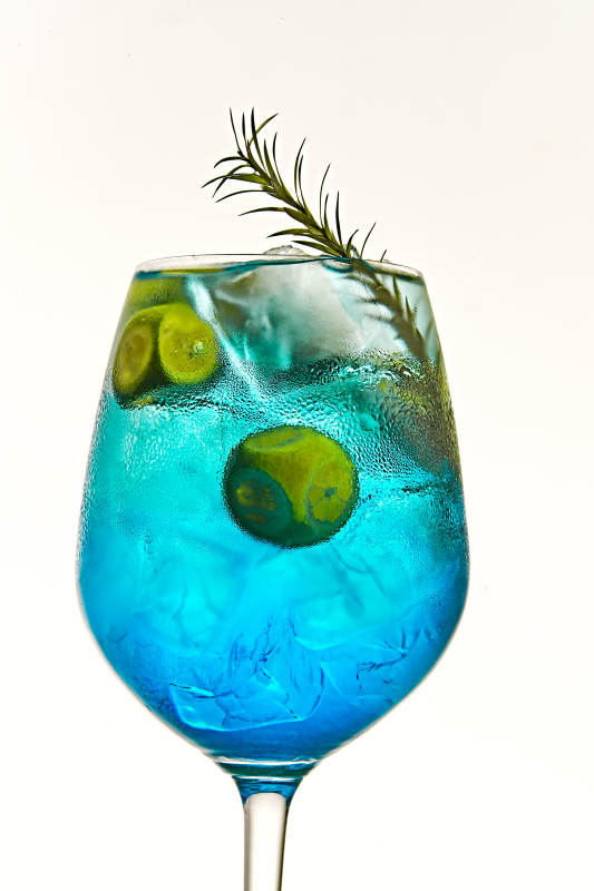 酒杯中的清凉蓝橙汁百加得调制的鸡尾酒图片