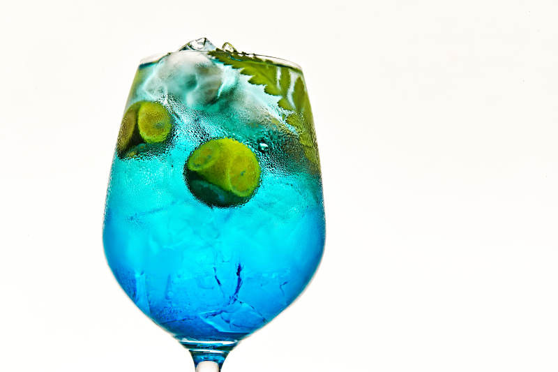 酒杯中的清凉蓝橙汁百加得调制的鸡尾酒图片