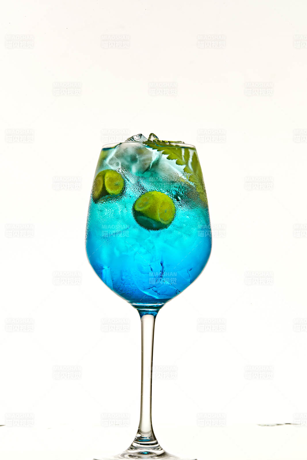 酒杯中的清凉蓝橙汁百加得调制的鸡尾酒图片