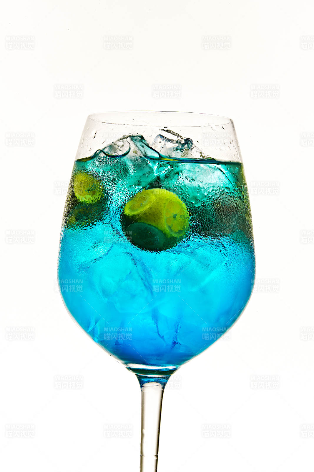 酒杯中的清凉蓝橙汁百加得调制的鸡尾酒图片