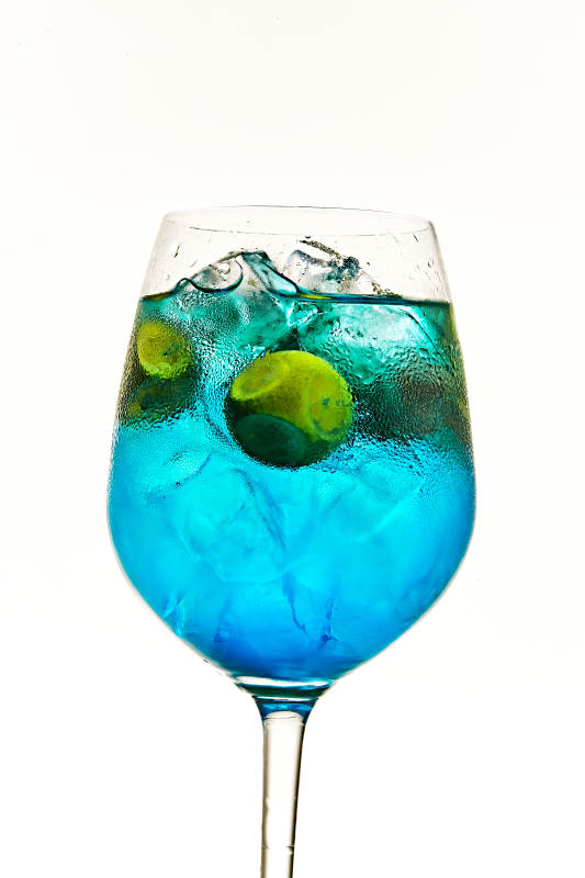 酒杯中的清凉蓝橙汁百加得调制的鸡尾酒图片