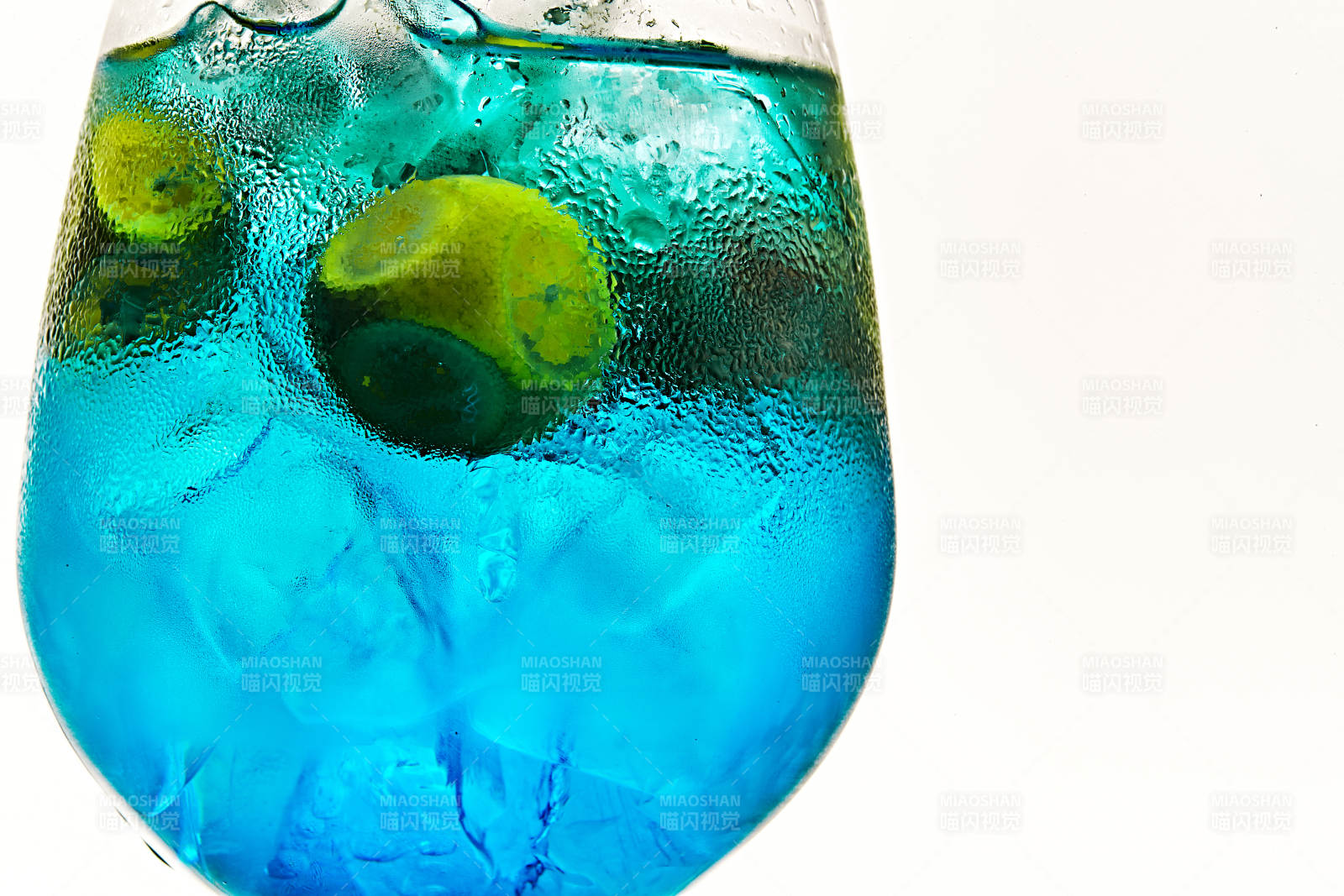 酒杯中的清凉蓝橙汁百加得调制的鸡尾酒图片