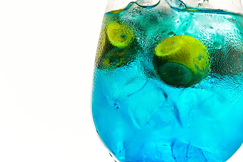 酒杯中的清凉蓝橙汁百加得调制的鸡尾酒图片