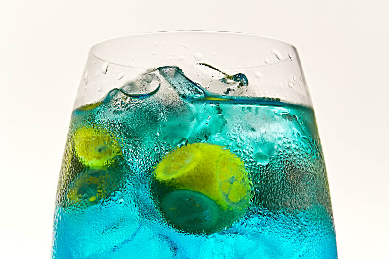 酒杯中的清凉蓝橙汁百加得调制的鸡尾酒图片