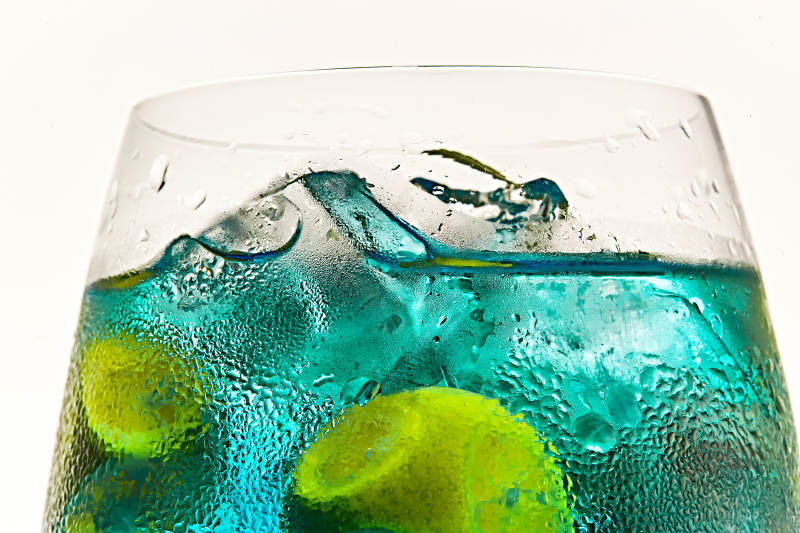 酒杯中的清凉蓝橙汁百加得调制的鸡尾酒图片