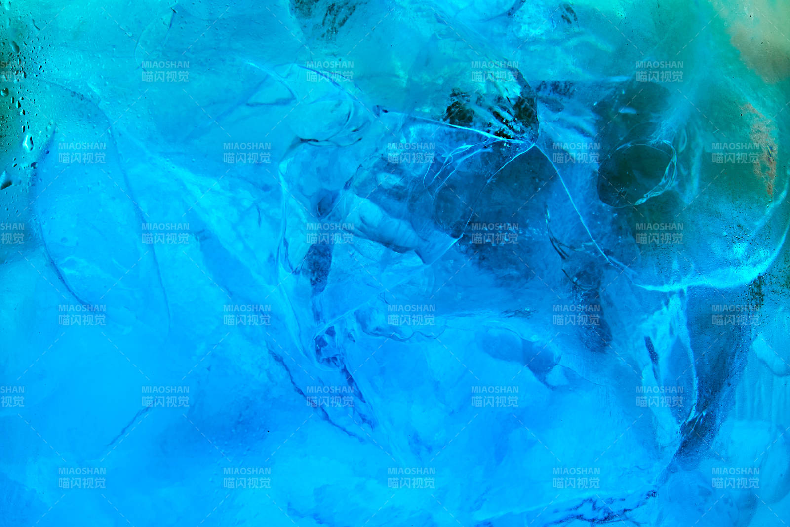 酒杯中的调制鸡尾酒局部特写抽象表达图片