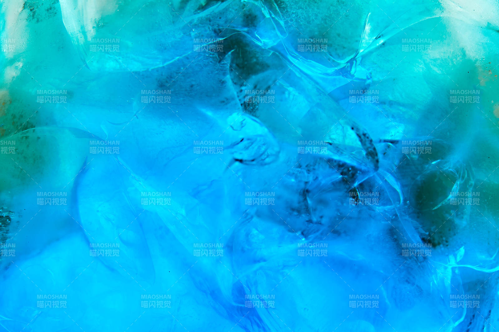 酒杯中的调制鸡尾酒局部特写抽象表达图片