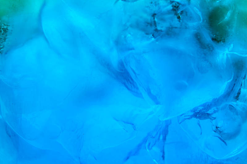 酒杯中的调制鸡尾酒局部特写抽象表达图片