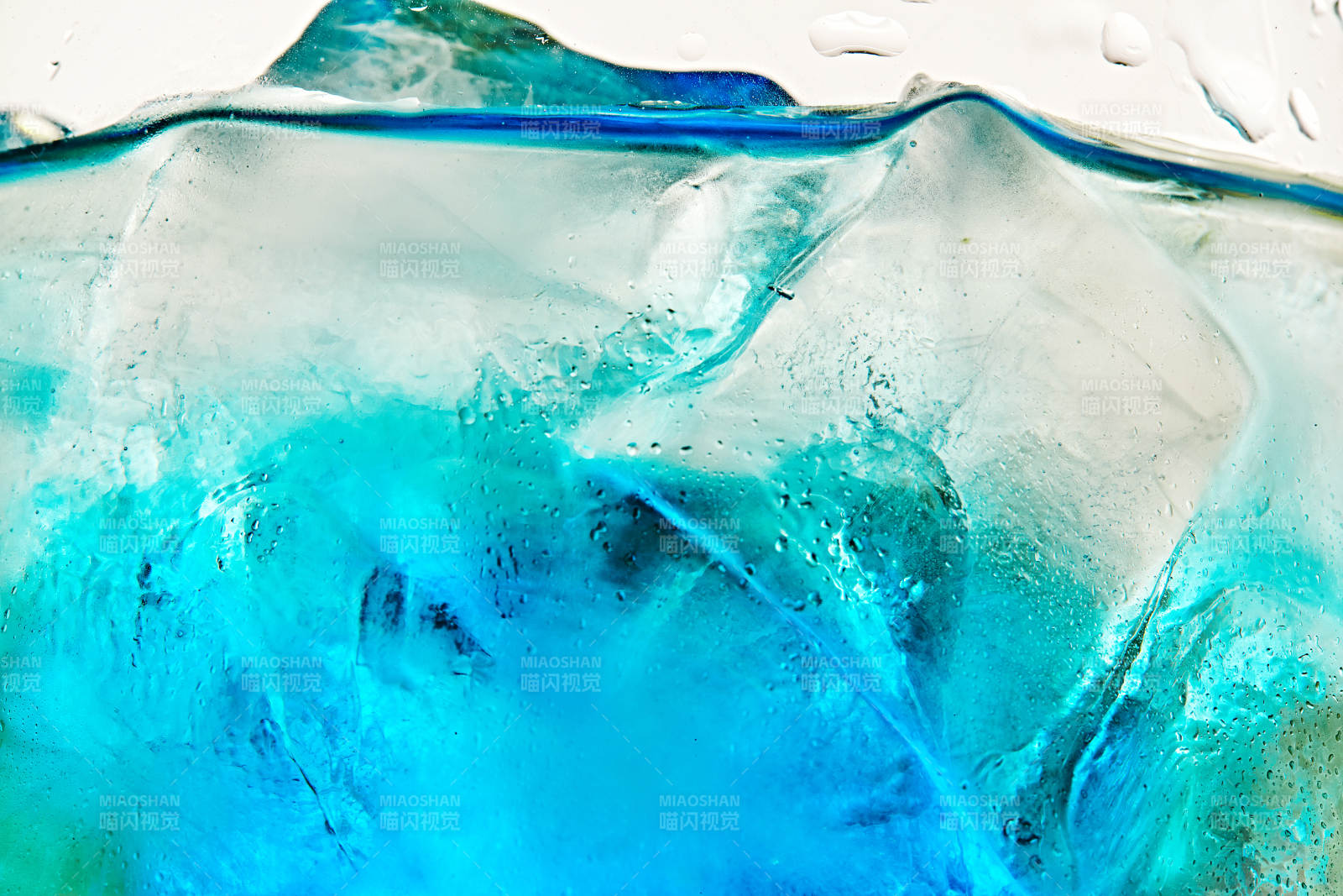 酒杯中的调制鸡尾酒局部特写抽象表达图片