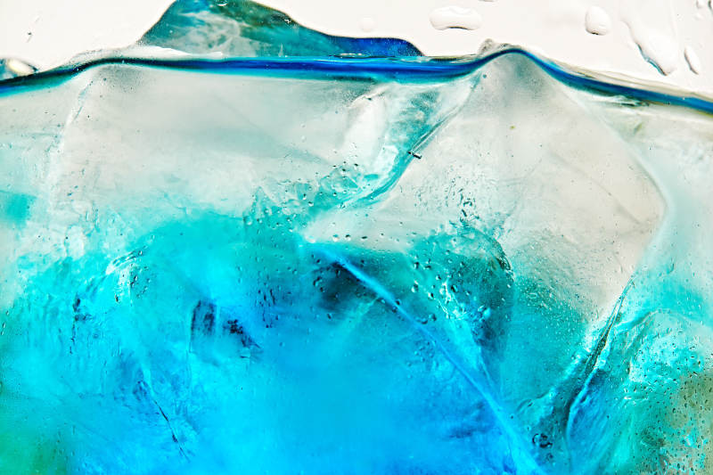 酒杯中的调制鸡尾酒局部特写抽象表达图片