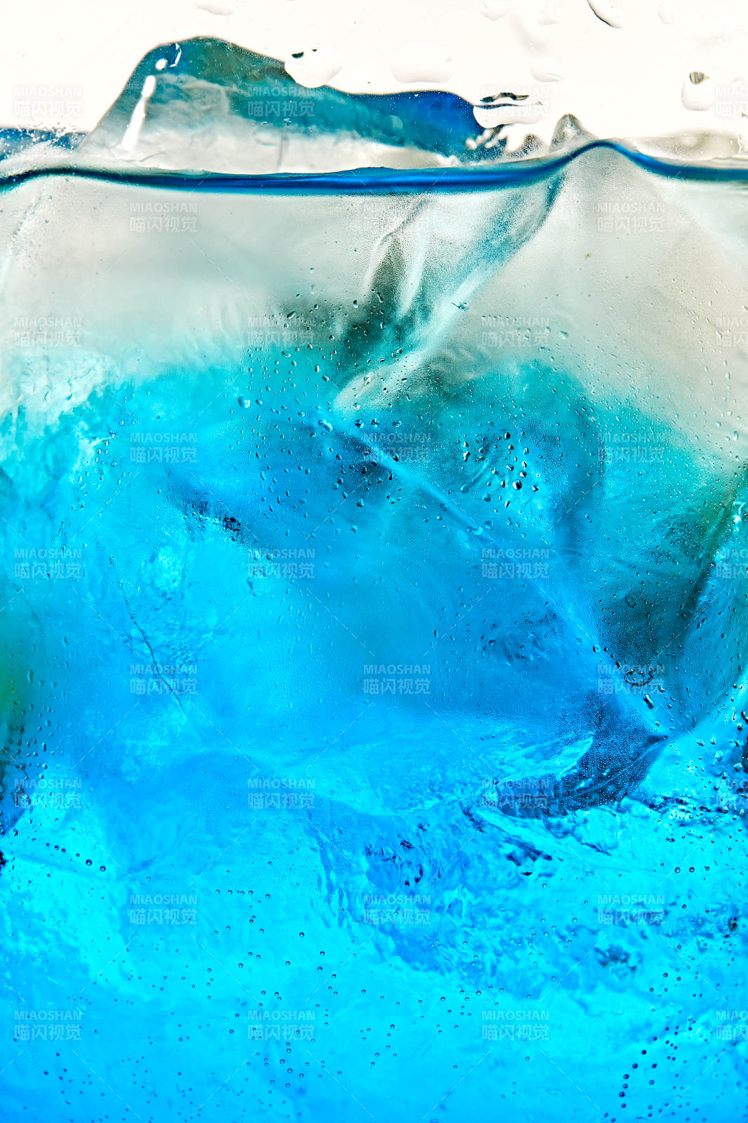 酒杯中的调制鸡尾酒局部特写抽象表达图片