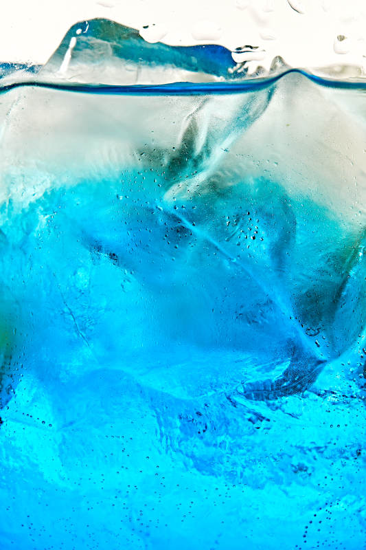 酒杯中的调制鸡尾酒局部特写抽象表达图片