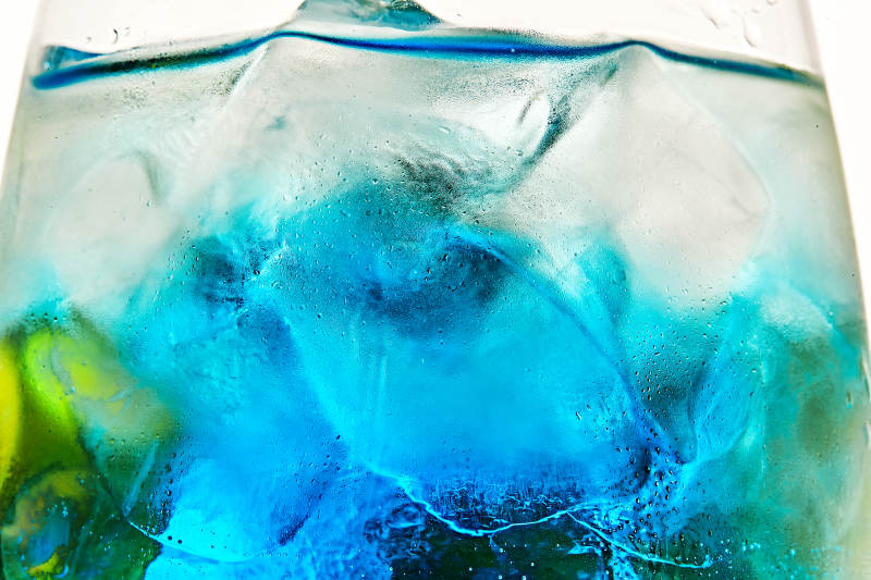 酒杯中的调制鸡尾酒局部特写抽象表达图片