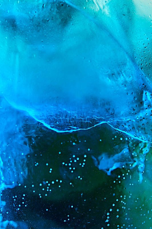 酒杯中的调制鸡尾酒局部特写抽象表达图片