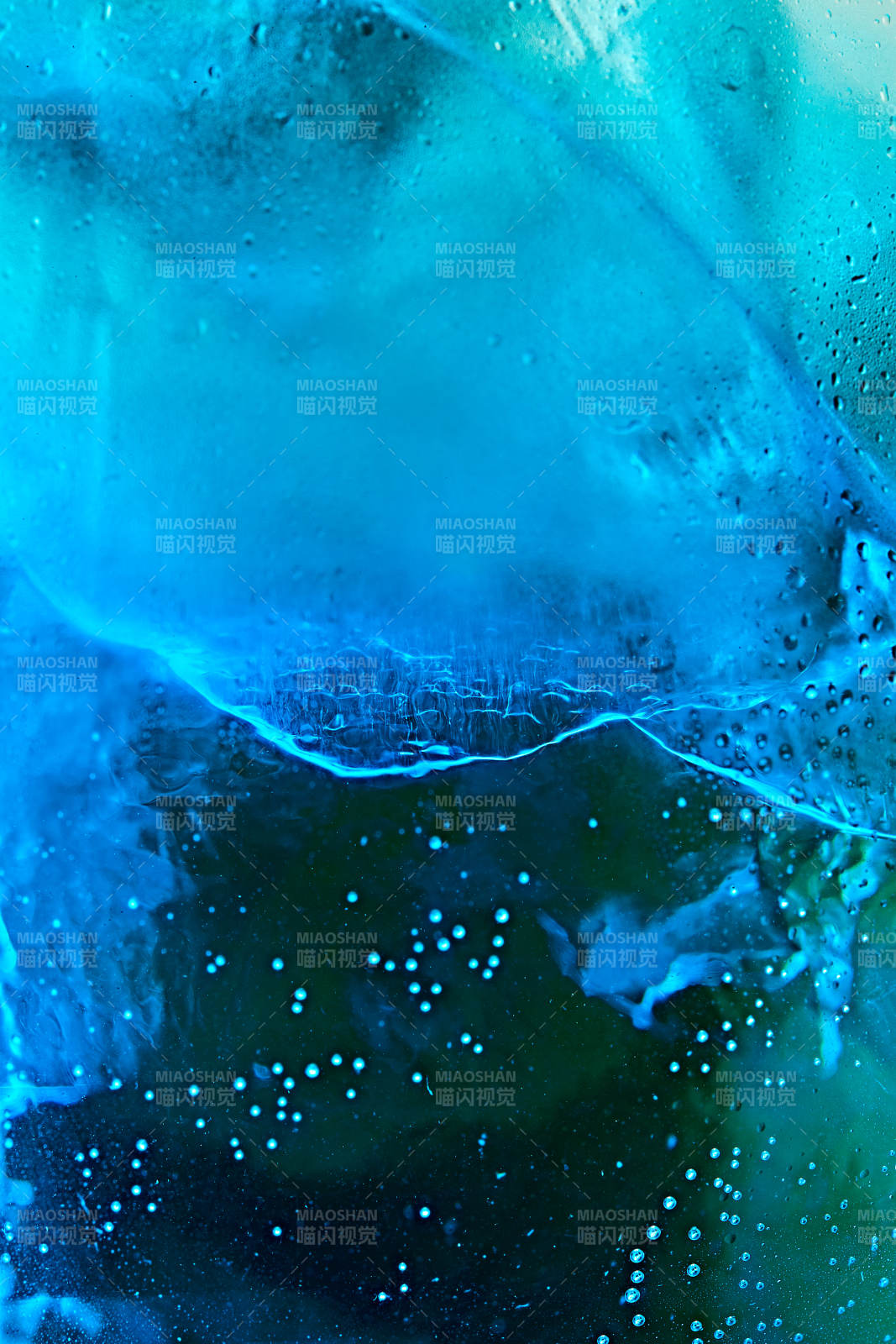 酒杯中的调制鸡尾酒局部特写抽象表达图片