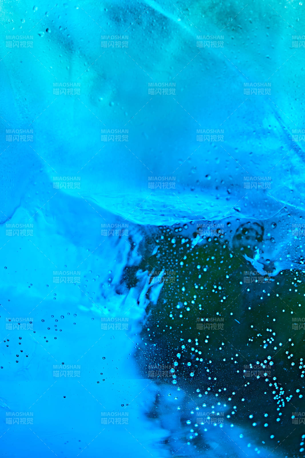 酒杯中的调制鸡尾酒局部特写抽象表达图片