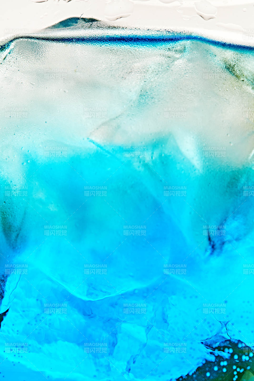 酒杯中的调制鸡尾酒局部特写抽象表达图片