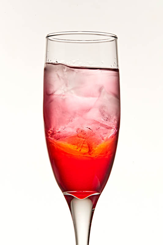 酒杯中的清凉番石榴百加得调制的鸡尾酒图片