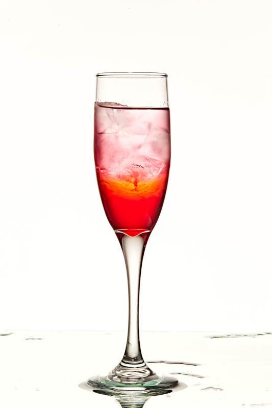 酒杯中的清凉番石榴百加得调制的鸡尾酒图片