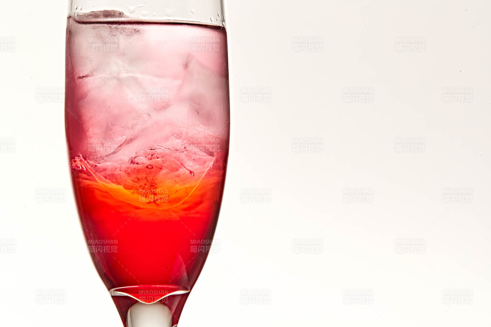 酒杯中的清凉番石榴百加得调制的鸡尾酒图片