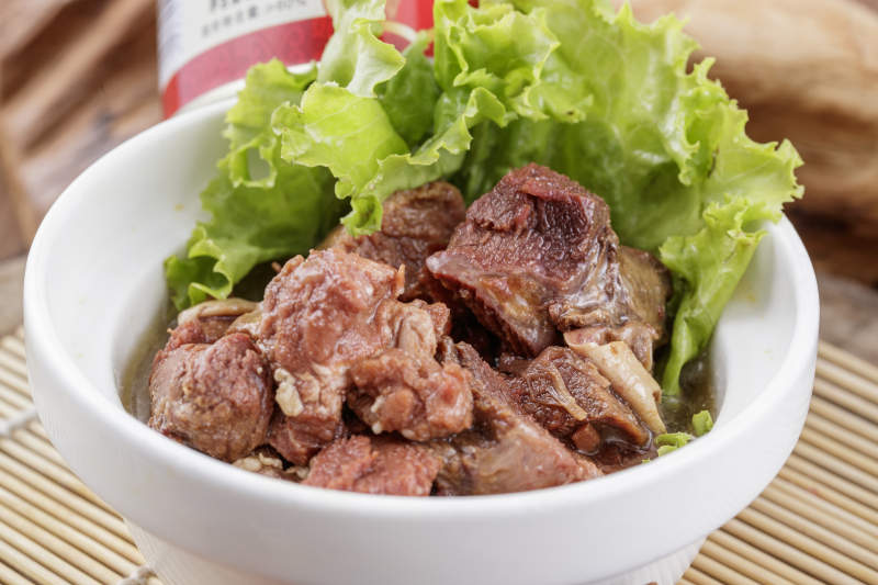 灌装营养猪午餐肉罐头特写图片