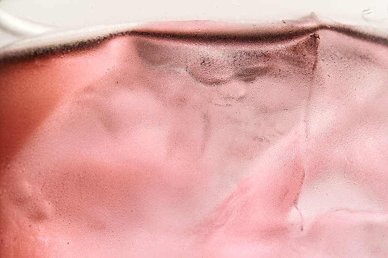 酒杯中的调制鸡尾酒局部特写抽象表达图片