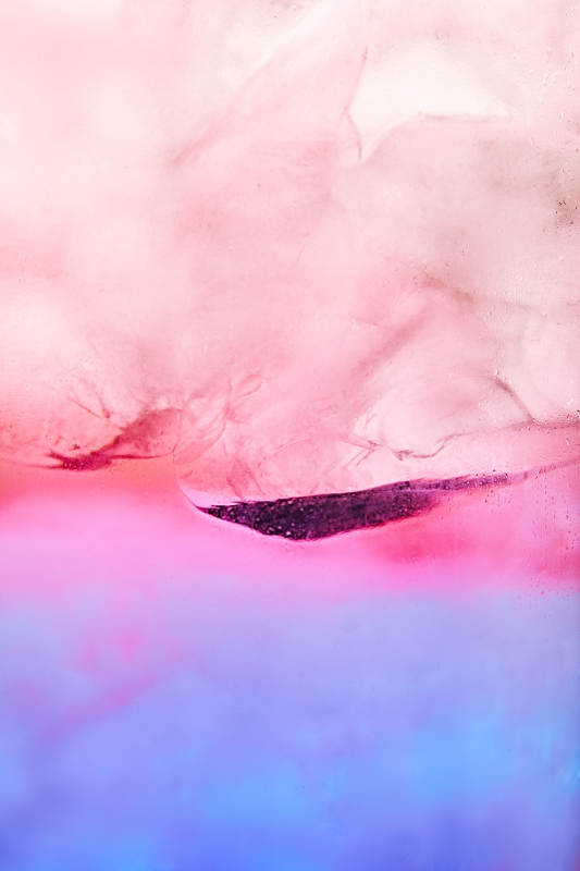 酒杯中的调制鸡尾酒局部特写抽象表达图片