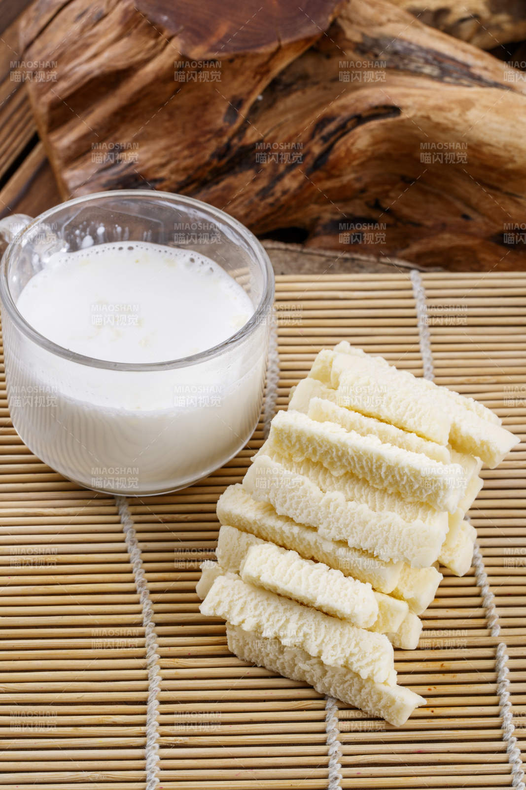 浓香甜美滋味浓郁的蒙族牛奶制品特写图片