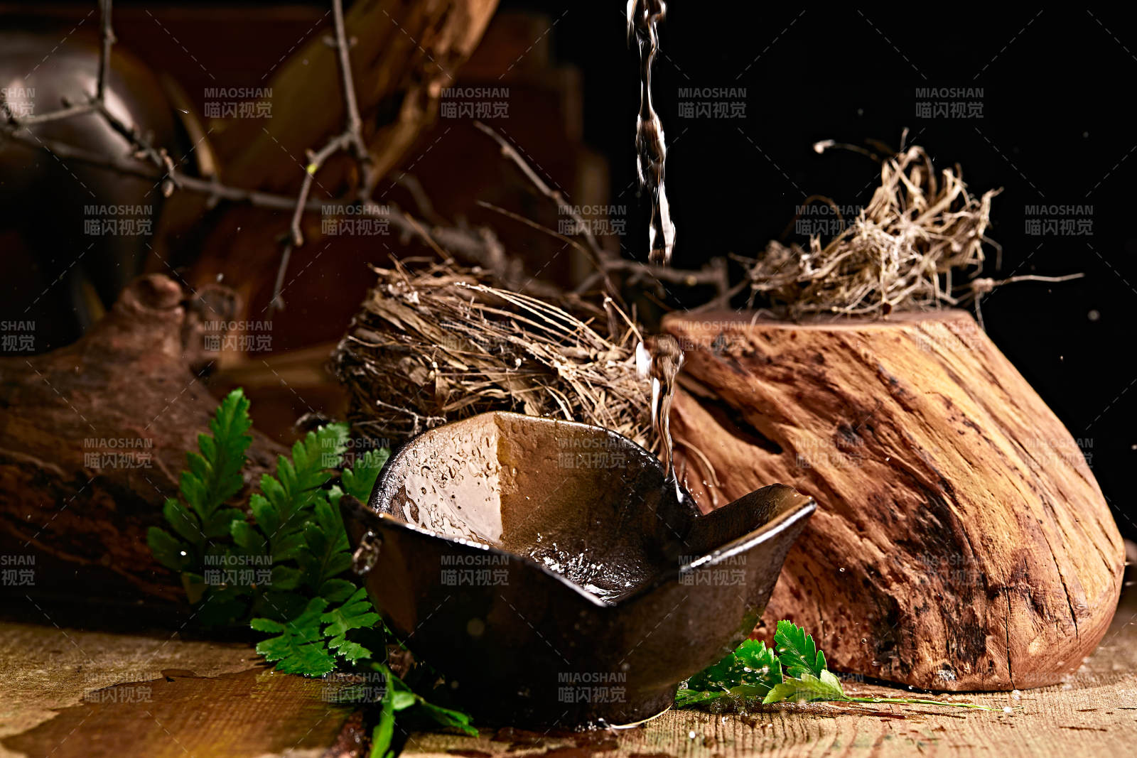 木板上摆放的酒具倒入清澈的白酒激起酒花图片