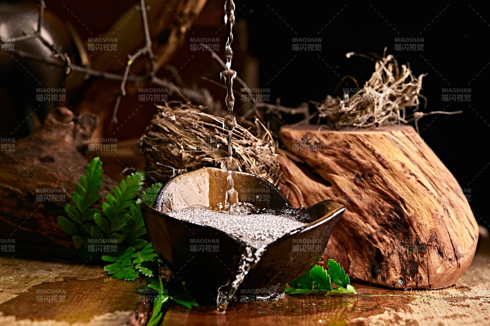 木板上摆放的酒具倒入清澈的白酒激起酒花图片