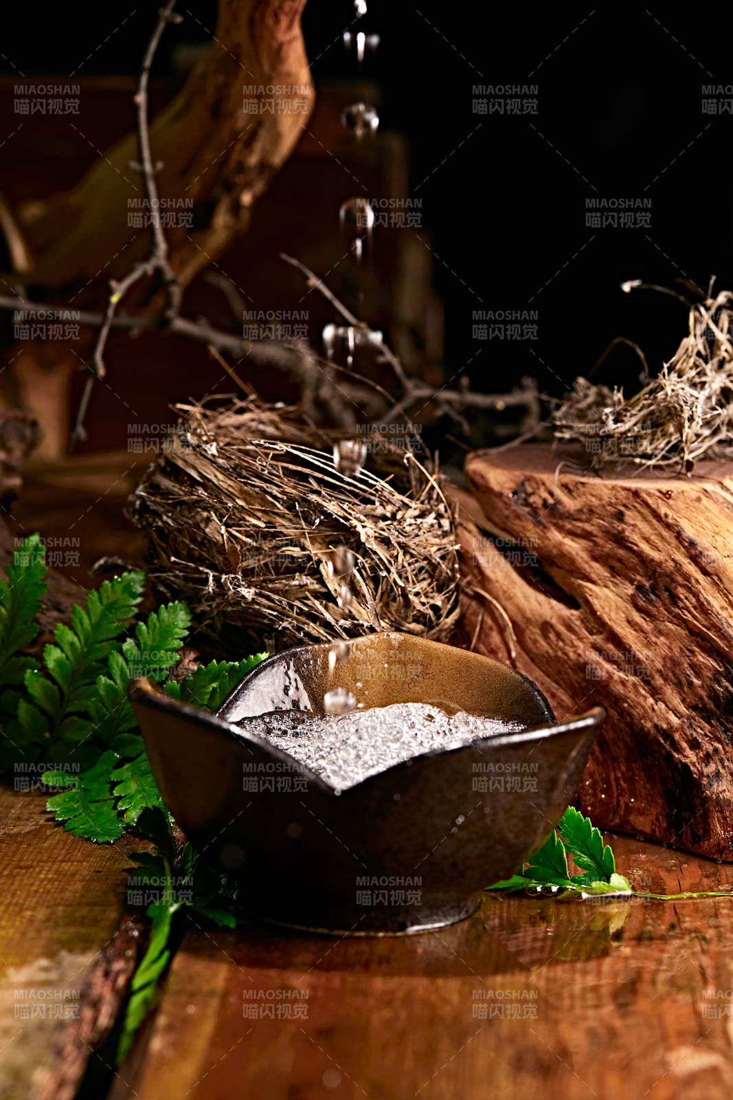 木板上摆放的酒具倒入清澈的白酒激起酒花图片