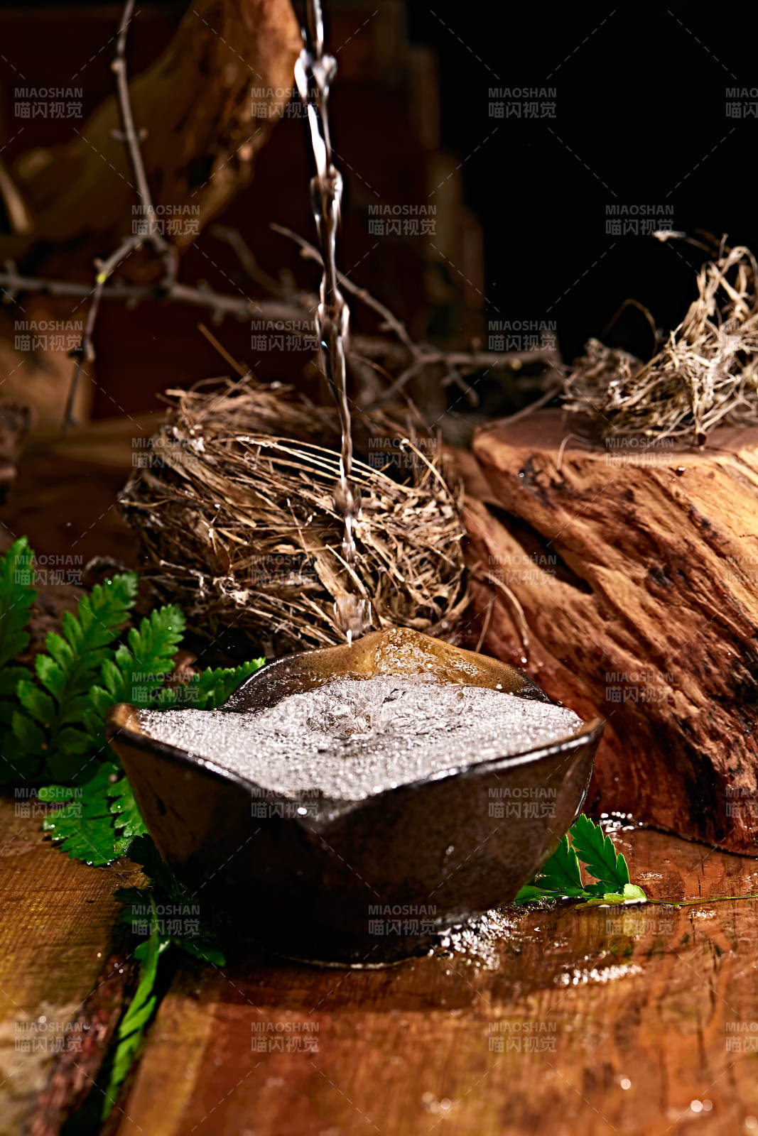 木板上摆放的酒具倒入清澈的白酒激起酒花图片