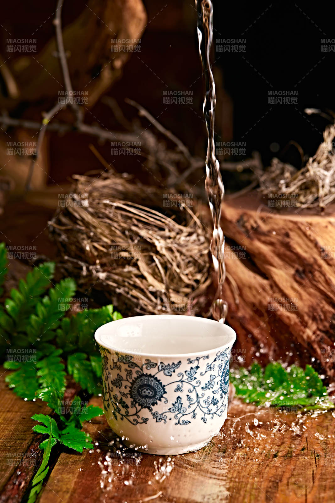 木板上摆放的酒具倒入清澈的白酒激起酒花图片