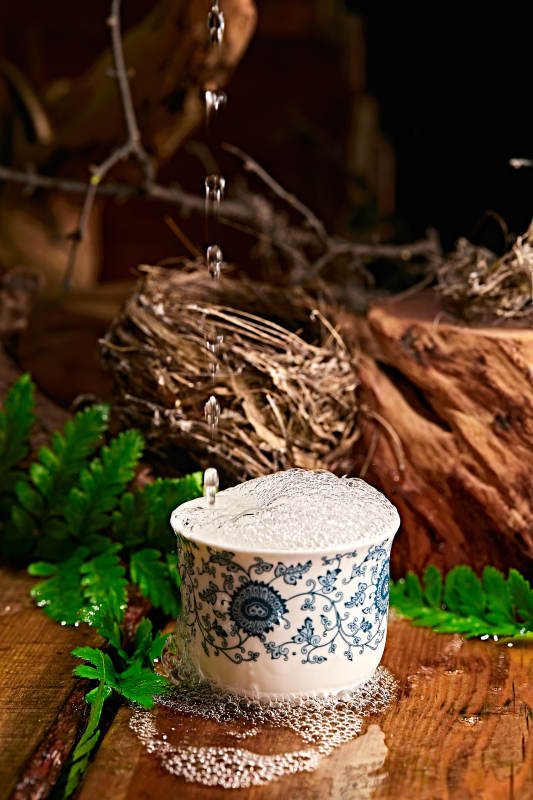 木板上摆放的酒具倒入清澈的白酒激起酒花图片