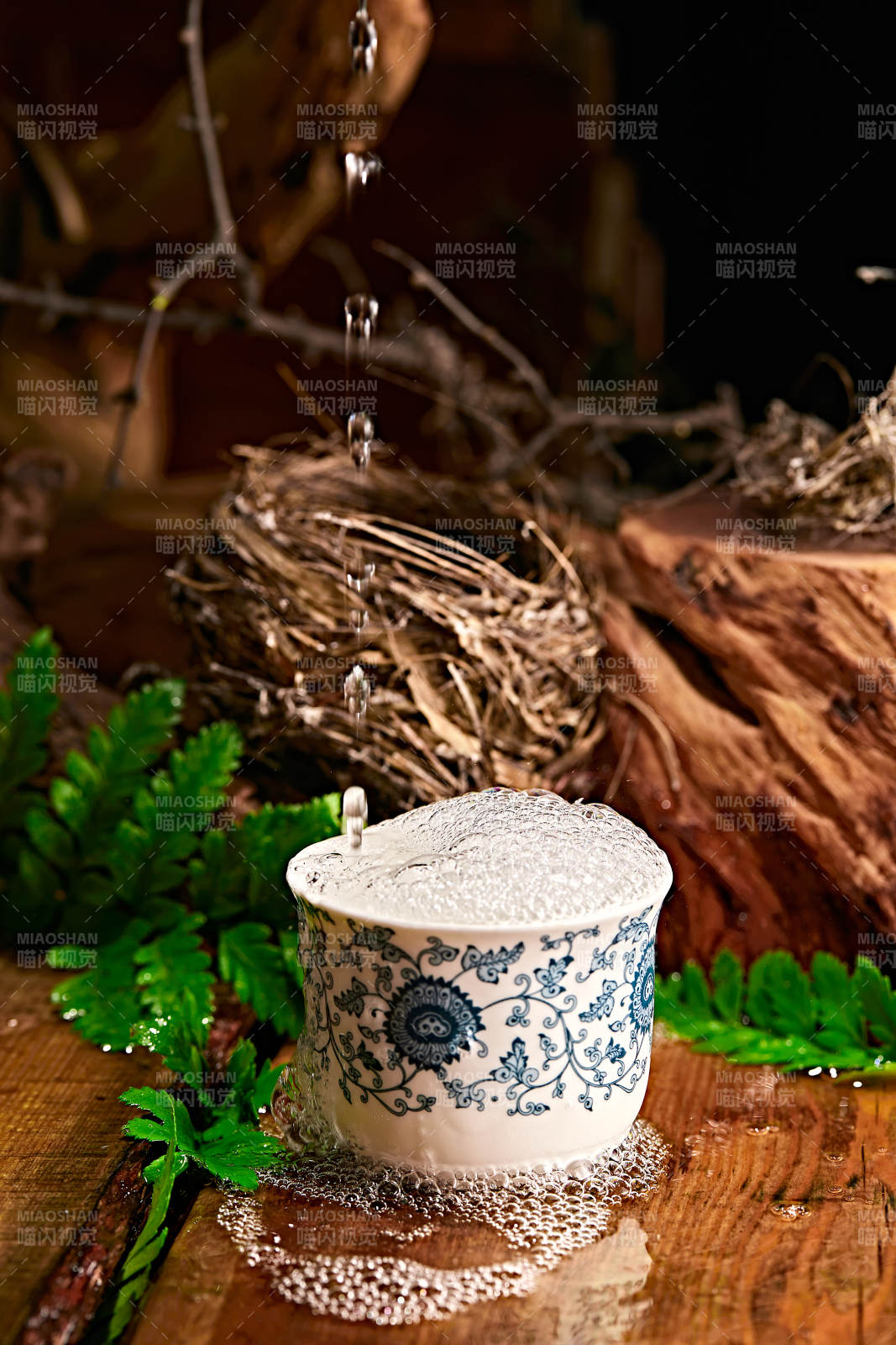 木板上摆放的酒具倒入清澈的白酒激起酒花图片