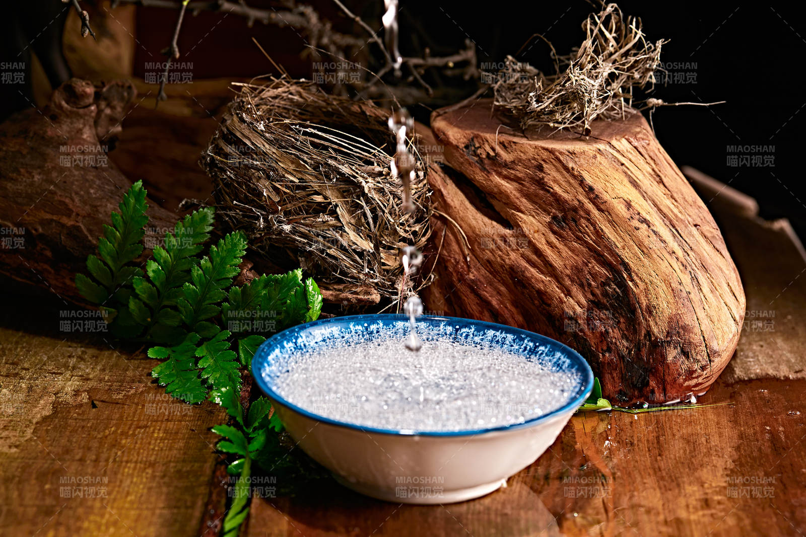 木板上摆放的酒具倒入清澈的白酒激起酒花图片