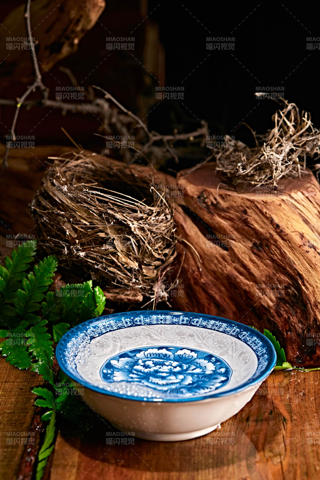 木板上摆放的酒具倒入清澈的白酒激起酒花图片